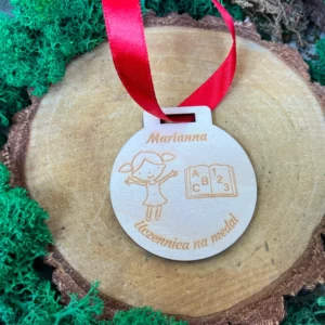 Okrągły medal ze sklejki – z motywem dziewczynki
