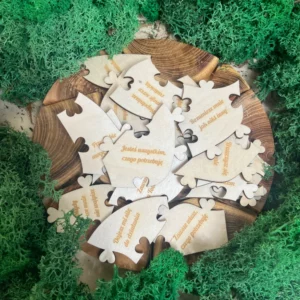 rozsypane puzzle w kształcie serca