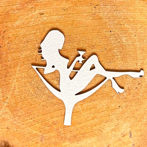 Scrapka „Kobieta w kieliszku” – ozdoba z białej tektury 1,5 mm w eleganckim stylu.