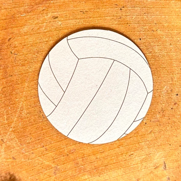 Scrapka „Piłka do siatkówki” – ozdoba z białej tektury 1,5 mm.