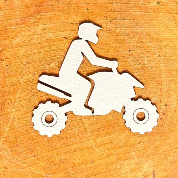 Scrapka „Quad” – motyw z białej tektury 1,5 mm przedstawiający pojazd terenowy.