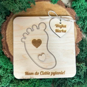 Personalizowana tabliczka z pytaniem o zostanie chrzestnym/chrzestną, wycięta ze sklejki