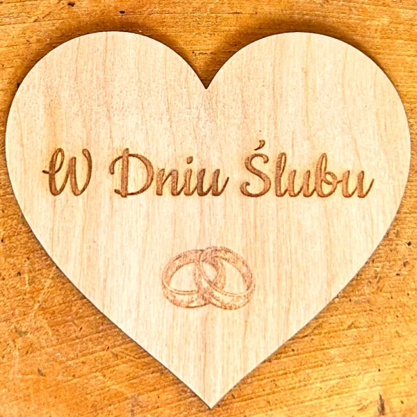 Drewniane serce z grawerem „W Dniu Ślubu” i obrączkami