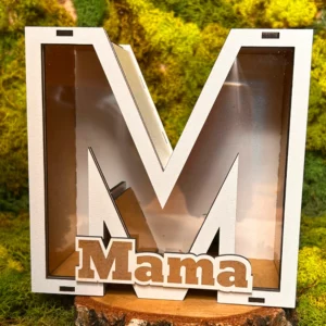 Pudełko 3D litera M z napisem Mama – elegancki prezent na Dzień Mamy z białego HDF i pleksi.