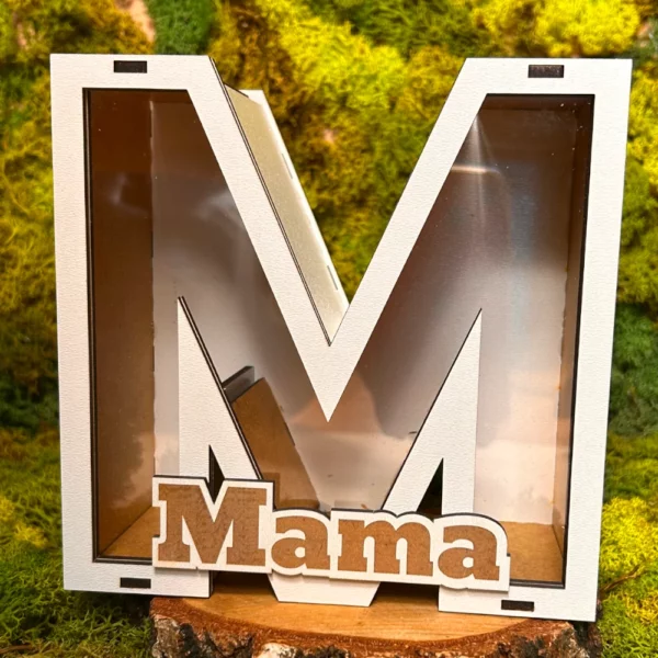 Pudełko 3D litera M z napisem Mama – elegancki prezent na Dzień Mamy z białego HDF i pleksi.