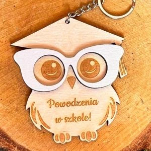 Brelok sowa z napisem „Powodzenia w szkole!” ze sklejki