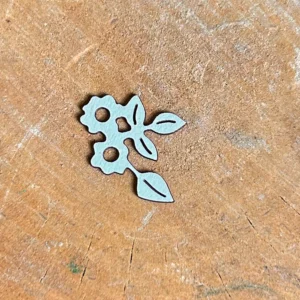 Mała scrapka z kwiatami i liśćmi wycięta z białej tektury 1,5 mm