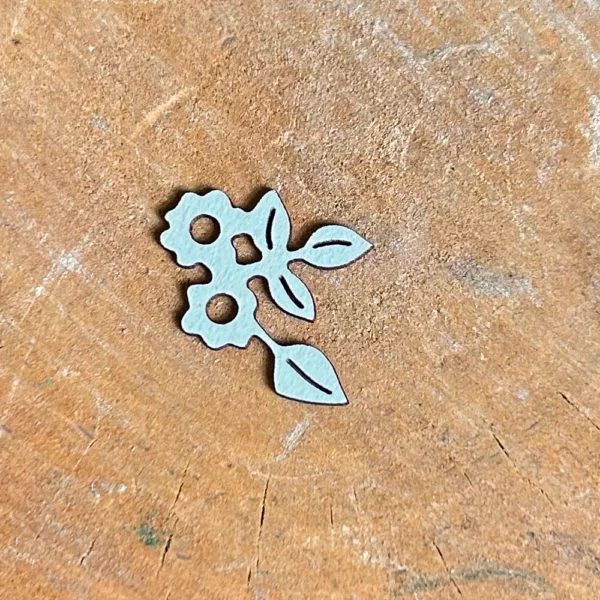 Mała scrapka z kwiatami i liśćmi wycięta z białej tektury 1,5 mm