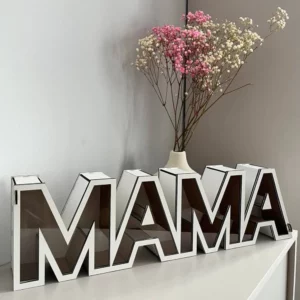 Pudełko dekoracyjne w kształcie napisu „MAMA” z białego HDF z plexi, idealne jako prezent na Dzień Matki.