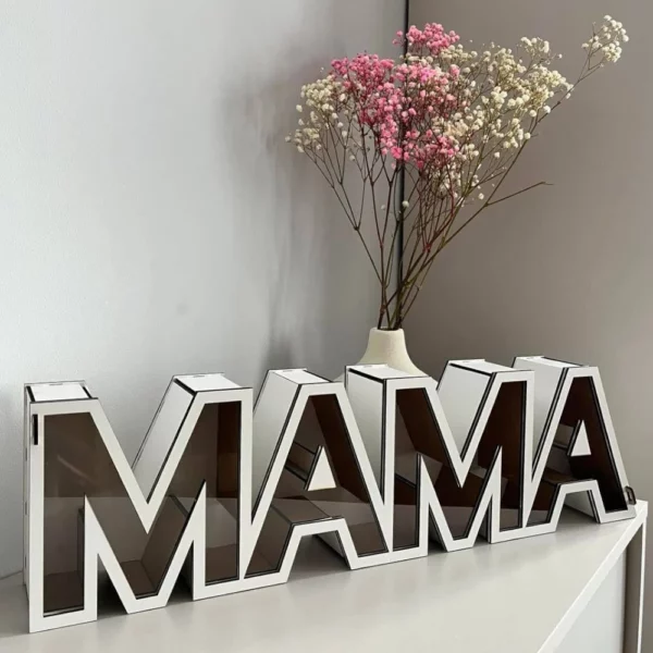 Pudełko dekoracyjne w kształcie napisu „MAMA” z białego HDF z plexi, idealne jako prezent na Dzień Matki.