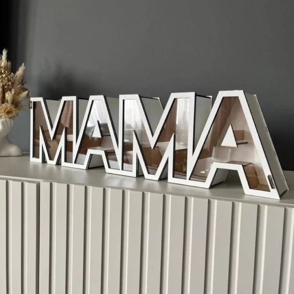 Pudełko dekoracyjne w kształcie napisu „MAMA” z białego HDF z plexi, idealne jako prezent na Dzień Matki.
