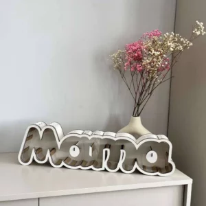 Pudełko w kształcie napisu „Mama” z białego HDF z przezroczystym frontem z plexi – do dekoracji.