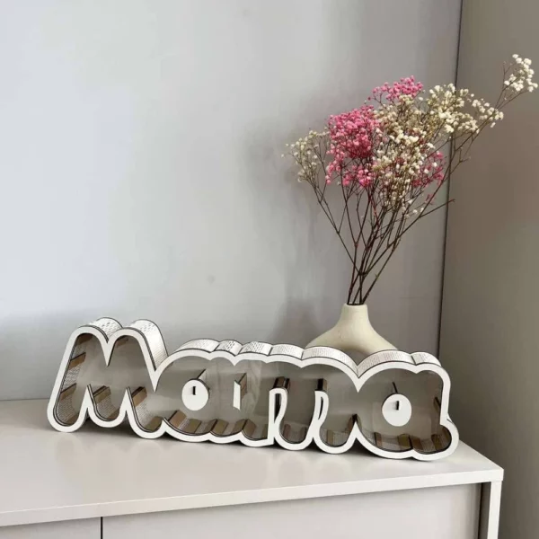 Pudełko w kształcie napisu „Mama” z białego HDF z przezroczystym frontem z plexi – do dekoracji.