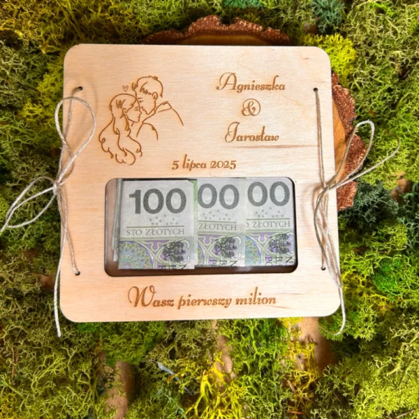 Drewniana pamiątka ślubna z grawerem i napisem „Wasz pierwszy milion” z miejscem na pieniądze