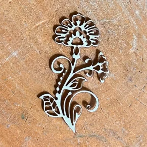 Scrapka „Kwiat folkowy z zawijasami” z białej tektury to dekoracyjny element inspirowany motywami ludowymi, idealny do projektów w stylu rustykalnym, boho i folk. Bogato zdobiony, ażurowy kwiat z zawiniętymi łodyżkami i liśćmi dodaje pracom wyjątkowego charakteru i lekkości. Precyzyjnie wycięty z białej tektury o grubości 1,5 mm, świetnie sprawdzi się jako ozdoba kartek, zaproszeń, albumów, boxów czy ramek. Ten wyjątkowy motyw pasuje do wielu okazji – od ślubnych po folkowe i wiosenne projekty. Cechy produktu: wykonana z białej tektury 1,5 mm, motyw ażurowego kwiatka z zawijasami i liśćmi, styl inspirowany sztuką ludową i ornamentyką folkową, lekka, gotowa do zdobienia – farbami, tuszami, brokatem, idealna do stylizacji rustykalnych, boho i wiosennych. Wymiary produktu: wysokość: 5 cm szerokość: 3 cm