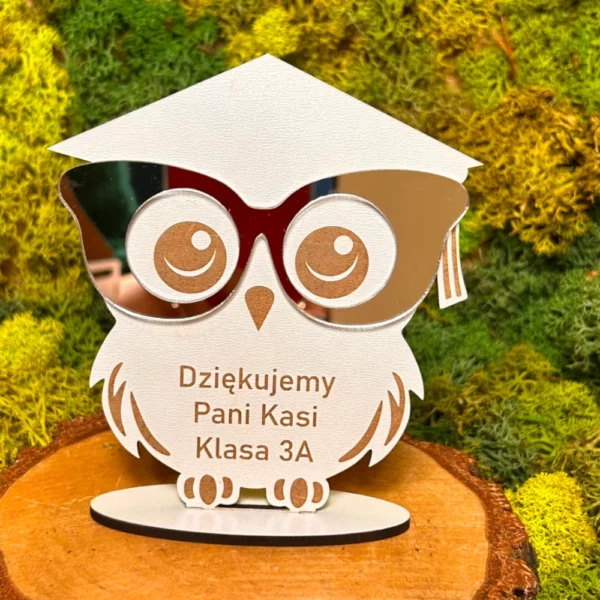 Statuetka sowa z białego HDF z personalizowanym napisem i okularami ze srebrnego lustra