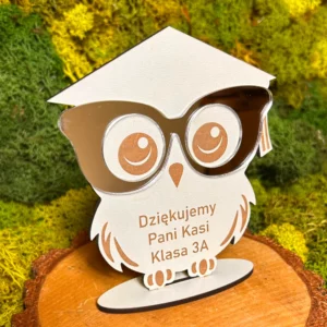 Statuetka sowa z białego HDF z personalizowanym napisem i okularami ze srebrnego lustra