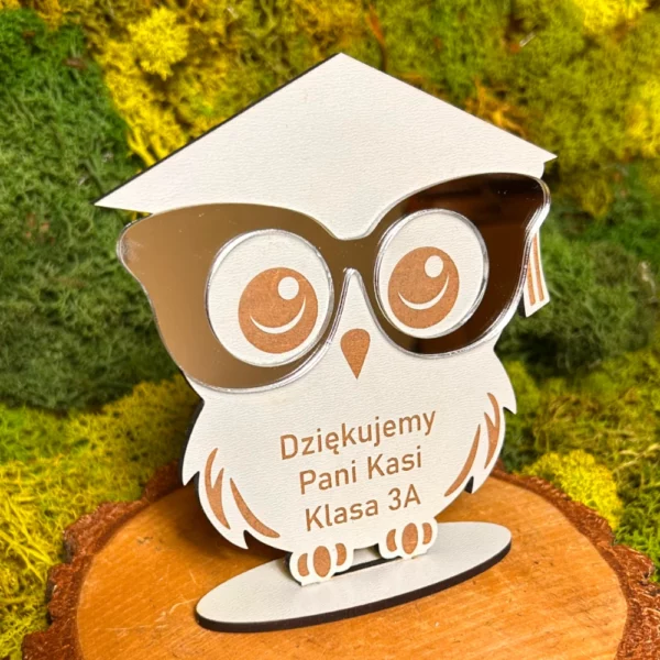 Statuetka sowa z białego HDF z personalizowanym napisem i okularami ze srebrnego lustra