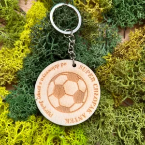 Drewniany brelok z grawerem piłki nożnej – Super Chłopak