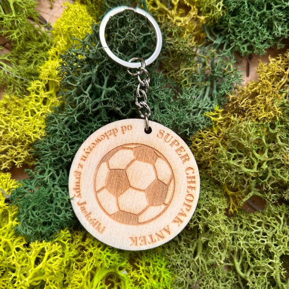 brelok-pilka-dzien-chlopaka Drewniany brelok z grawerem piłki nożnej – Super Chłopak