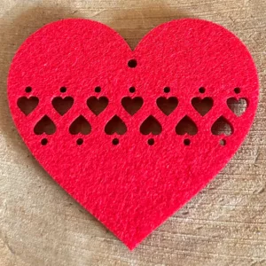 Zawieszka serce z ażurowym wzorem z czerwonego filcu