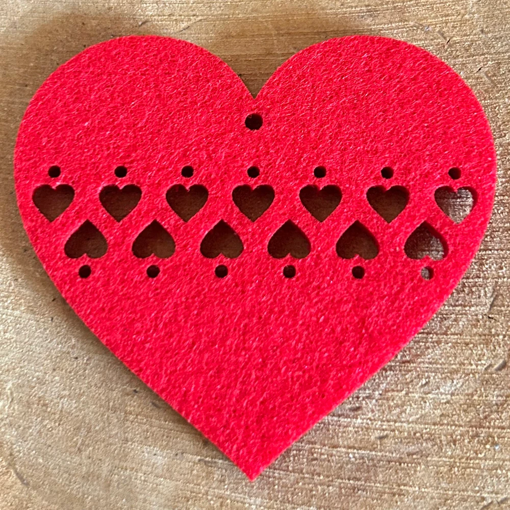 serce Zawieszka serce z ażurowym wzorem z czerwonego filcu