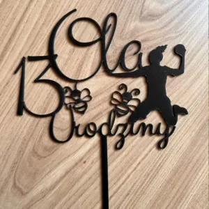 Topper 13 Urodziny Oli z czarnej plexi – motyw piłki ręcznej