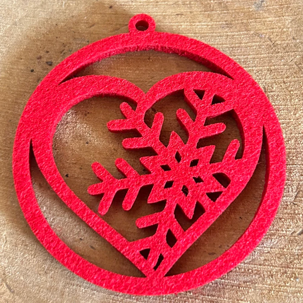 zawieszka_serce Zawieszka świąteczna serce ze śnieżynką z czerwonego filcu